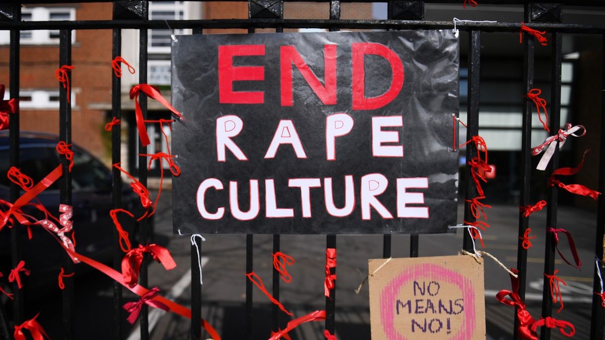 „Máme tu opravdový problém.“ Británie chce vymýtit sexuální násilí ze škol